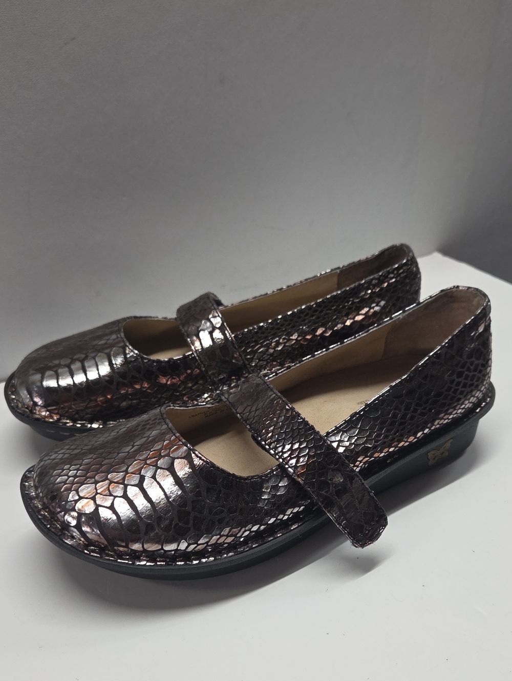 Alegria Womens Leather Metallic Bronze Croc Mary Jane Flats Size 38